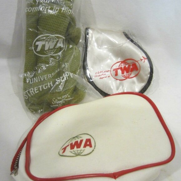 TWA red white zippered toiletry case with slippers & slumber shade VINTAGE - Picture 1 of 7